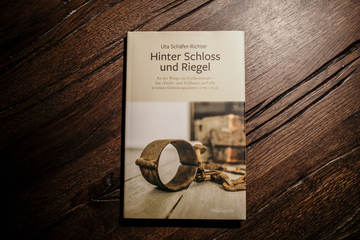 Hinter Schloss und Riegel